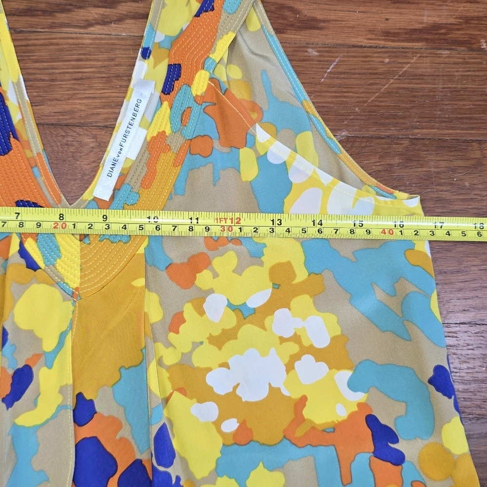 Diane von Furstenberg 100%Silk Floral V-Neck Handkerchief Hem Ruffle Top Sz. 2 - Picture 10 of 12